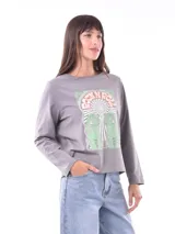 Remera color verde claro con estampado de flores blancas y hojas verdes en el frente.