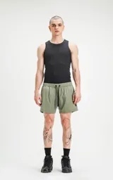 Short de baño verde militar de calce regular, con elástico en la cintura, cordón de ajuste con inscripción "LUXURY" y tres bolsillos.