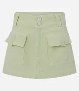 Short pollera color verde claro de sarga, con trabillas en la cintura, cierre tradicional con doble botón, y bolsillos cargo delanteros.