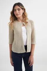 Cardigan tejido color verde claro, con mangas 3/4 y cuello redondo.