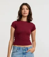 Remera rosa de algodón rib, de corte ajustado y largo, con cuello redondo y mangas cortas.