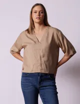 Blusa color beige de lyocell, con escote en V y detalle central en el frente.