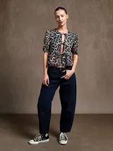 Blusa de animal print con escote en forma de cerradura y mangas abullonadas.