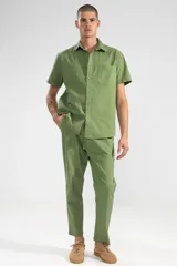 Camisa verde oliva de manga corta con textura seersucker, corte cuadrado, bolsillo en el pecho y botones de coco.