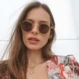 Lentes de sol unisex con armazón geométrico color amarillo claro y caramelo, y lentes polarizadas marrones con protección UV400.