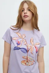 Remera blanca de algodón con estampado de pulpo, estrella de mar y medusa en tonos rosados.
