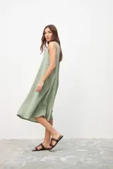 Vestido midi verde claro de lino, corte recto y sin mangas.