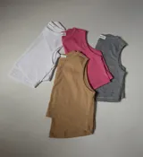 Musculosa de morley con cuello redondo, más corta en el frente que en la espalda.