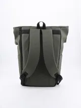 Mochila negra con cierre superior enrollable y hebilla de ajuste frontal. Tiene un asa de mano superior, correas de hombro acolchadas ajustables, bolsillo lateral con cierre y bolsillo lateral abierto.