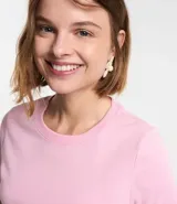 Remera básica de media malla color blanco, con cuello redondo y mangas cortas.