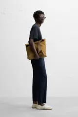 Pantalón azul marino de corte amplio, confeccionado en tejido de mezcla de algodón y lino. Cuenta con cintura elástica ajustable con cordón, bolsillos frontales y bolsillos traseros de vivo.