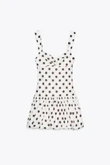 Vestido corto blanco con estampado de lunares marrones, escote corazón, tirantes anchos y falda globo.