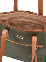 Cartera shopper de cuero vacuno color negro con doble asa de hombro color marrón. Cuenta con bolsillo frontal con cierre y logo metálico de la marca.