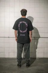 Remera negra de algodón con estampado pequeño en el pecho con la frase "All Rights Reserved Over The Path 2023" en color lila.