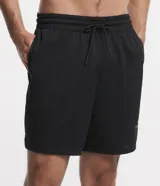 Bermuda deportiva negra de poliéster con textura de malla perforada. Presenta cintura elástica con cordón ajustable y un pequeño tag cuadrado con diseño gráfico en el bajo.