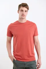 Remera de algodón color ladrillo con cuello redondo y logo bordado en el pecho.