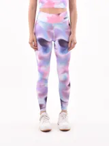 Calza larga de lycra estampada con diseño abstracto en tonos pastel: rosa, celeste, lila y blanco.