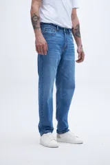 Pantalón jean celeste de corte recto, holgado en la cadera y levemente ajustado en las piernas.