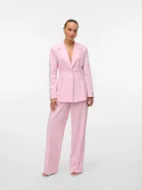 Pantalón sastrero de tiro medio, color lila claro, con diseño wide leg y bolsillos delanteros.