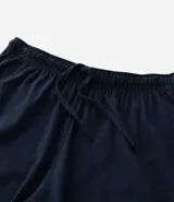 Conjunto de pijama masculino de dos piezas, compuesto por una remera de manga corta con cuello redondo y una bermuda corta, ambos en color azul marino con efecto mezclado que simula lino.