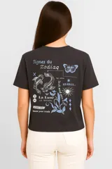 Remera azul de manga corta, corte holgado y cuello redondo.