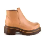 Bota corta de cuero negro, con plataforma y taco cuadrado.