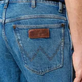 Pantalón de jean Wrangler modelo River, de corte recto, color celeste claro.