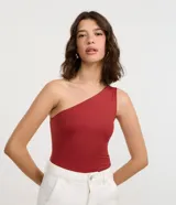 Body básico color durazno, con escote asimétrico y un solo hombro. Confeccionado en microfibra de poliamida y elastano.