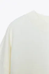 Sudadera azul de cuello redondo y manga larga con acabados en rib.