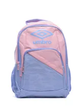 Mochila Umbro modelo Zeeva, color rosa y celeste/lila, con logo Umbro grande en el frente. Presenta un compartimento principal y un bolsillo frontal con cierre. Los laterales tienen bolsillos de malla.