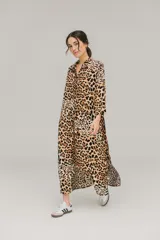 Vestido camisero largo de algodón con estampado de leopardo y mangas 3/4. Cierre frontal con botones de nácar.