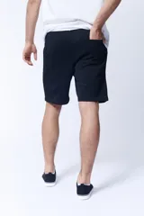 Bermuda deportiva negra de corte recto.