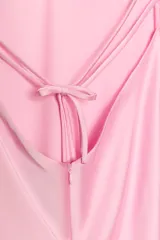 Vestido largo color rosa pálido, con escote en V pronunciado y tirantes finos tipo espagueti que se unen en la espalda. El corte es recto y holgado, con caída fluida.