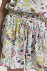 Short de algodón con diseño estampado, amplio y de silueta relajada, con elástico en la cintura y bolsillos americanos.