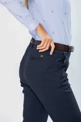 Pantalón de gabardina color gris topo, de corte recto y tiro medio.