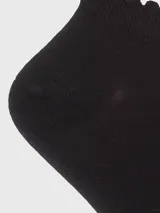 Calcetín corto de color negro, con borde superior festoneado y el logo de la marca bordado en la punta del pie.