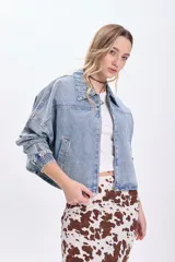 Campera de jean celeste, corte cropped, con cuello clásico, cierre frontal con cremallera, mangas largas con puños elásticos y bolsillos laterales.