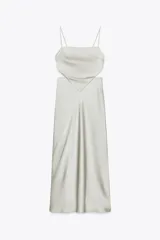 Vestido midi de satén color gris claro, con escote recto, tirantes finos ajustables, espalda descubierta con lazo y abertura en la cintura.