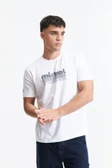 Remera blanca de algodón con cuello redondo y logo estampado en el pecho.