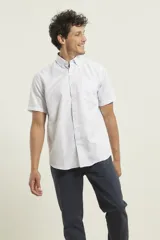 Camisa blanca de manga corta con estampado de lunares pequeños en azul.