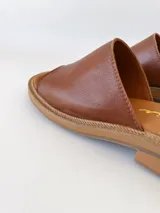 Sandalias bajas de cuero color marrón con suela de yute. Fabricadas en Uruguay.