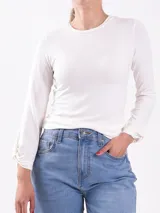 Remera de manga larga color gris oscuro, con cuello redondo y corte ajustado.