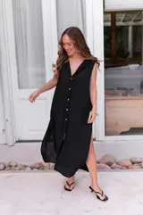 Camisola azul sin mangas con cuello camisero y abotonadura frontal.