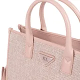 Cartera tipo tote grande color rosa, confeccionada en rafia y cuero sintético. Tiene doble asa corta, correa larga regulable y cierre superior. El interior está forrado en tela de algodón y poliéster, y cuenta con un bolsillo con cierre y dos bolsillos abiertos.