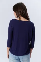 Remera azul marino de viscosa con mangas 3/4 y cuello redondo.