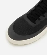 Championes Viko de hombre, color negro con suela blanca, confeccionados en poliéster con recortes y suela de EVA. Diseño casual y confortable.