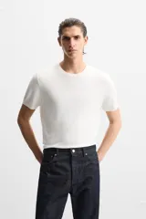 Camiseta azul marino de punto con mezcla de viscosa, corte regular fit, cuello redondo, manga corta y terminaciones en rib.