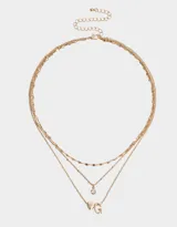 Collar corto dorado multicadena con dije de corazón y letra R.