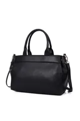 Bolso tipo tote negro con doble asa corta y correa larga desmontable. Tiene un bolsillo externo y un pequeño logo en la parte superior.