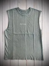 Musculosa verde oliva de algodón con cuello redondo y sisas amplias. Estampado frontal con tres hojas blancas. Diseño unisex y corte holgado.